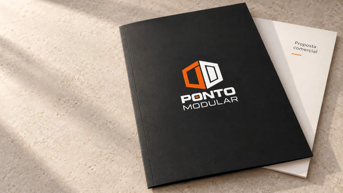 Pasta de proposta comercial com o logo da Ponto Modular sobre uma mesa